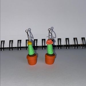 Handmade cactus clay earrings🌵